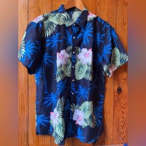 NWOT Hawaiian Style Shirt Fits Like A Large